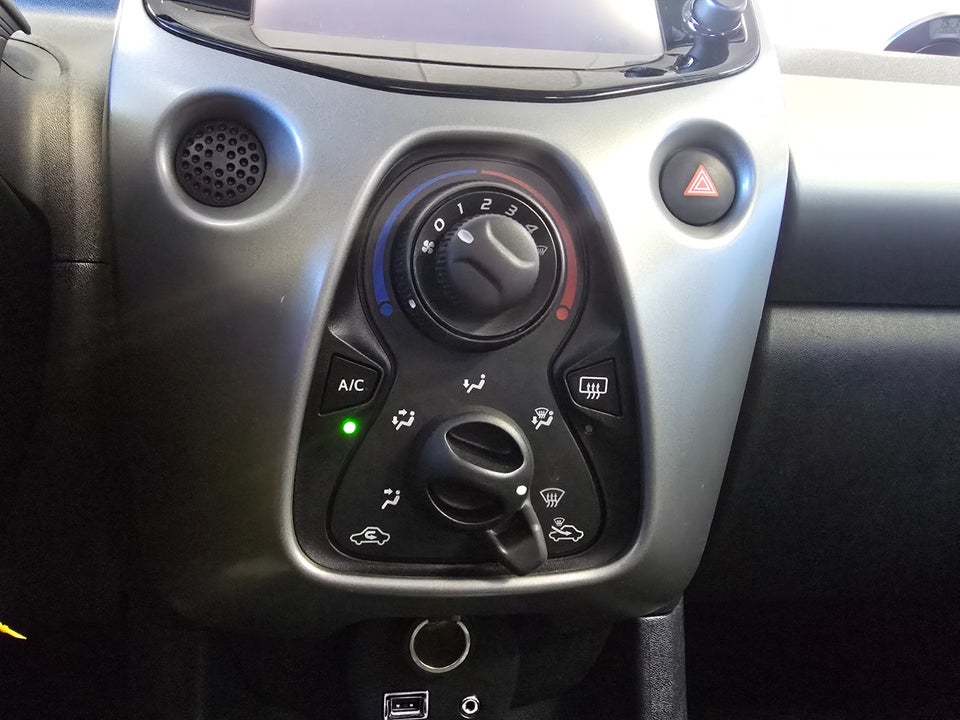Toyota Aygo 1,0 VVT-i x-press x-shift 5d
