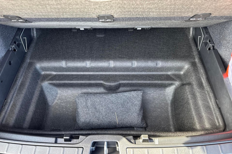 Volvo EX40 Standard Range Plus 5d