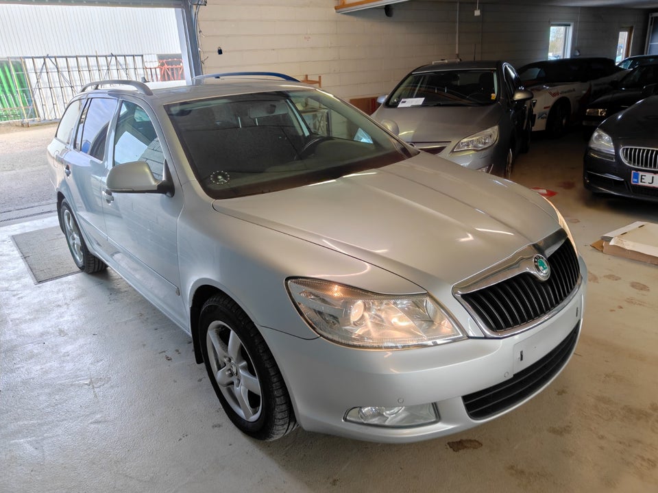 Skoda Octavia 1,6 TDi 105 Elegance Combi 5d