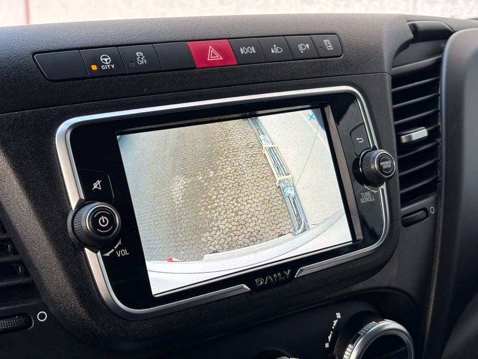 Iveco Daily 3,0 35S18 4100mm Box m/lift AG8