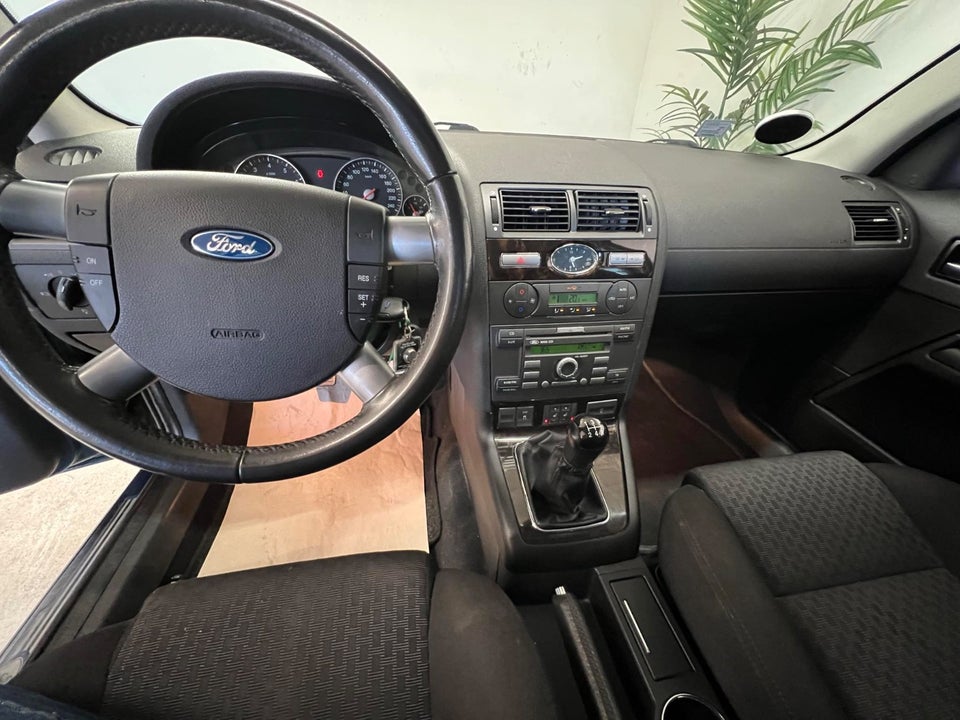Ford Mondeo 1,8 Ghia stc. 5d