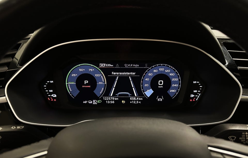 Audi Q3 45 TFSi e Attitude plus S-tr. 5d