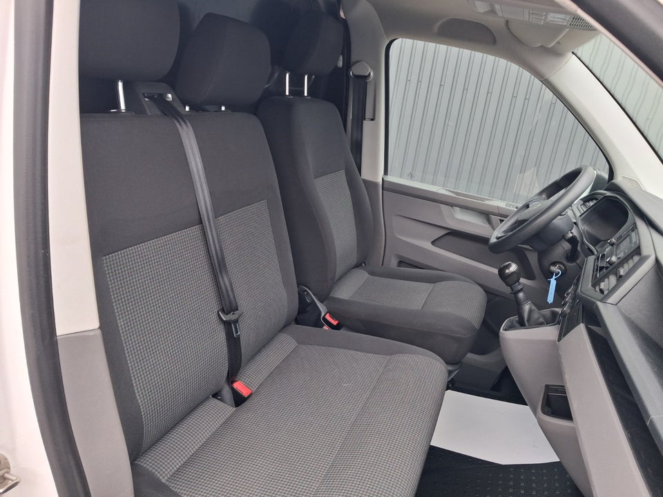VW Transporter 2,0 TDi 110 Kassevogn lang