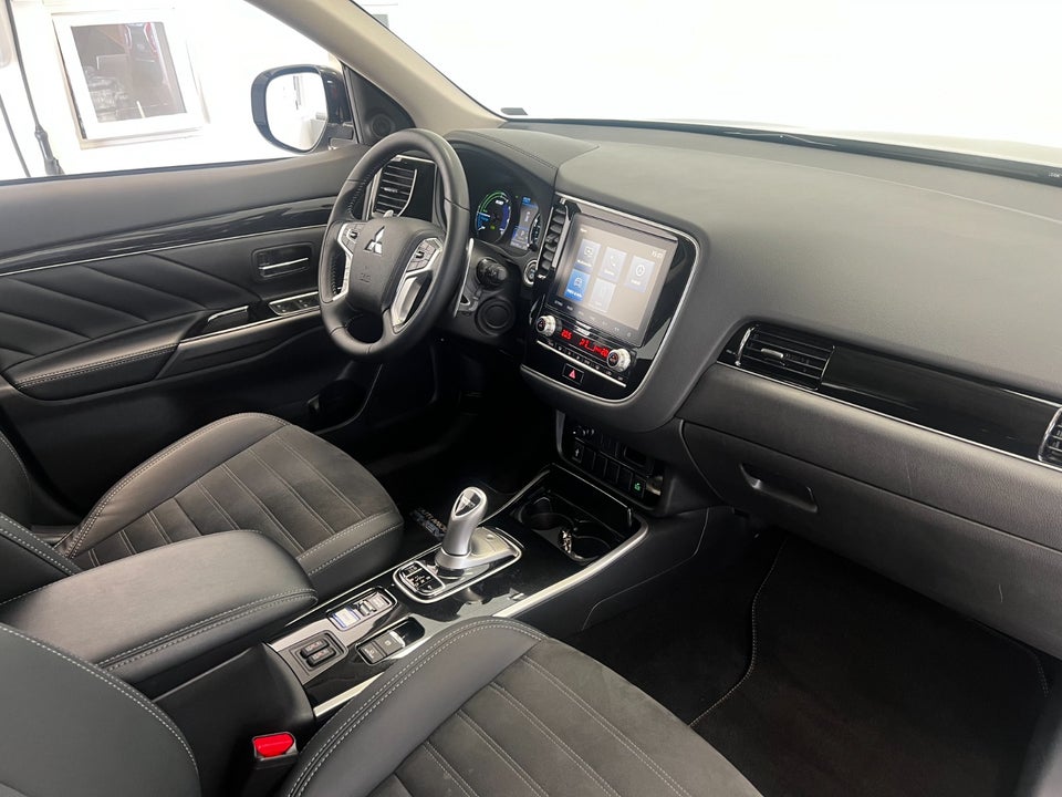 Mitsubishi Outlander 2,4 PHEV Invite+ CVT 4WD 5d
