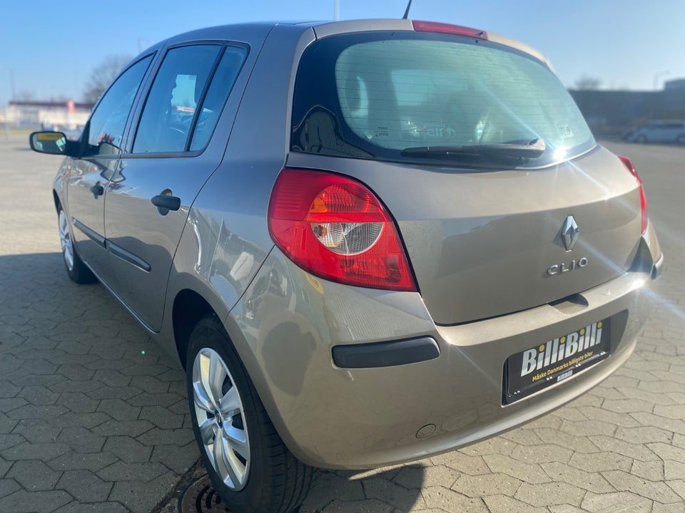 Renault Clio III 1,2 16V Authentique 5d