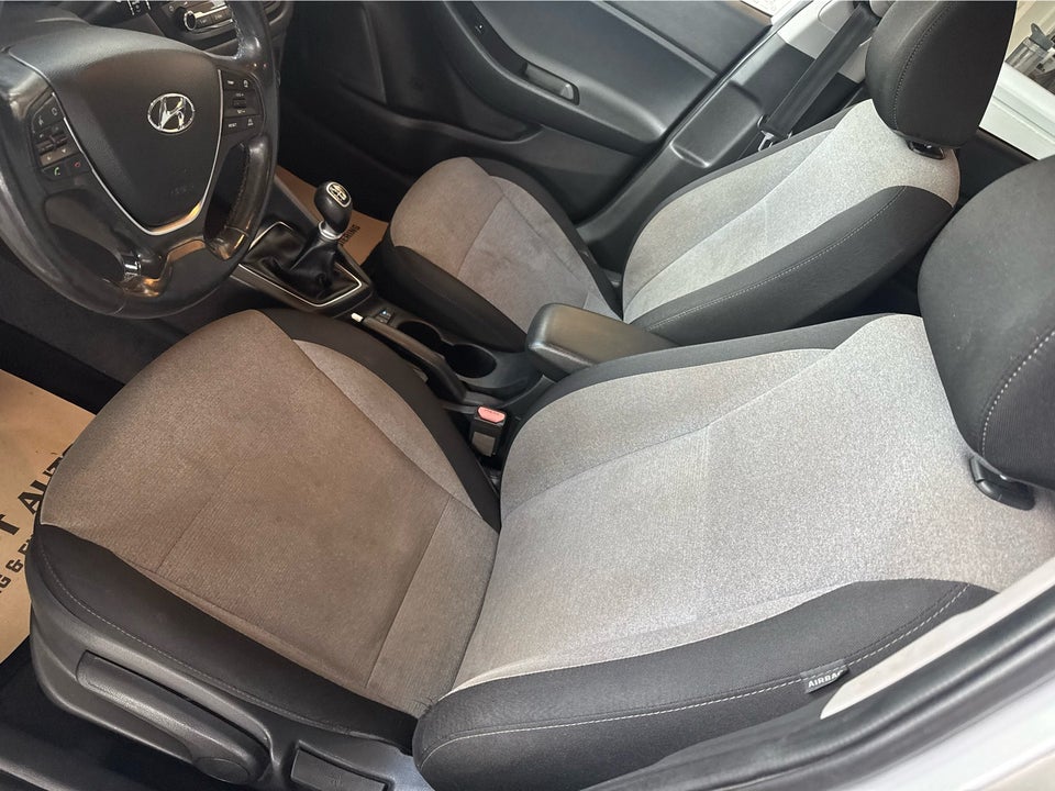Hyundai i20 1,25 Black Life 5d
