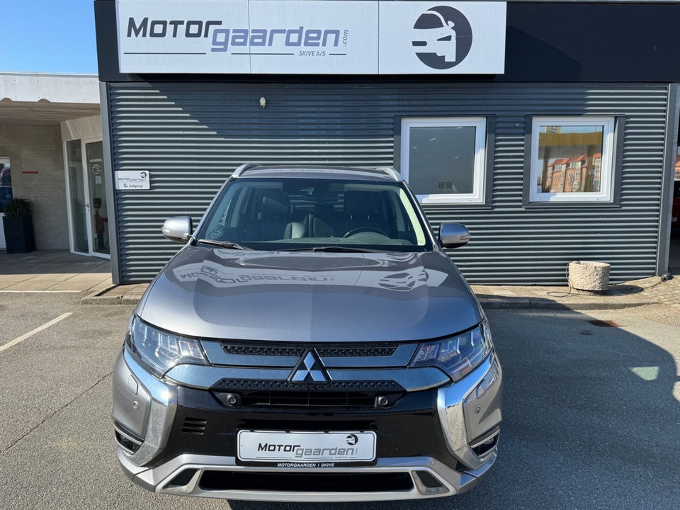 Mitsubishi Outlander 2,4 PHEV Limited CVT 4WD 5d