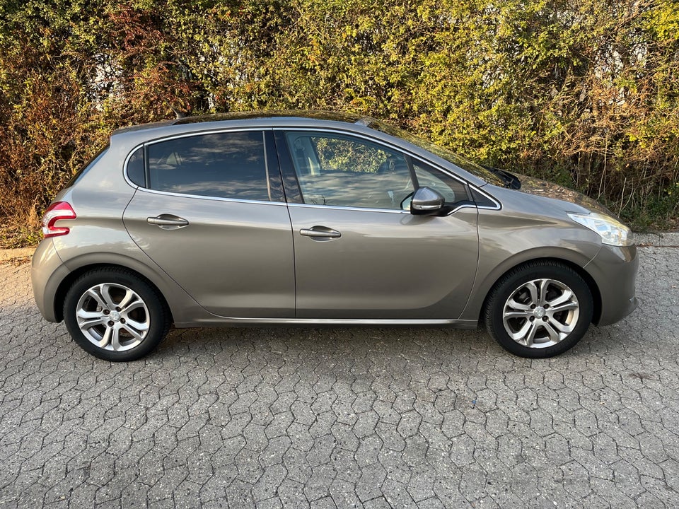 Peugeot 208 1,2 VTi Allure Sky 5d