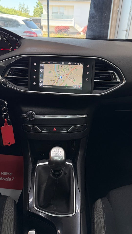 Peugeot 308 1,2 e-THP 130 Allure Sky 5d