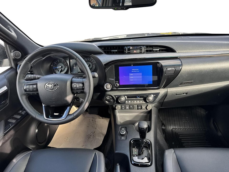 Toyota HiLux 2,8 D T4 Invincible Db.Kab aut. 4d