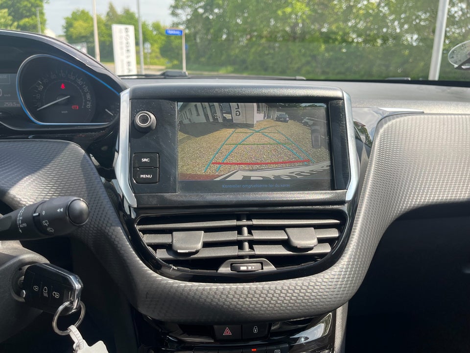 Peugeot 2008 1,6 BlueHDi 100 Allure Sky 5d