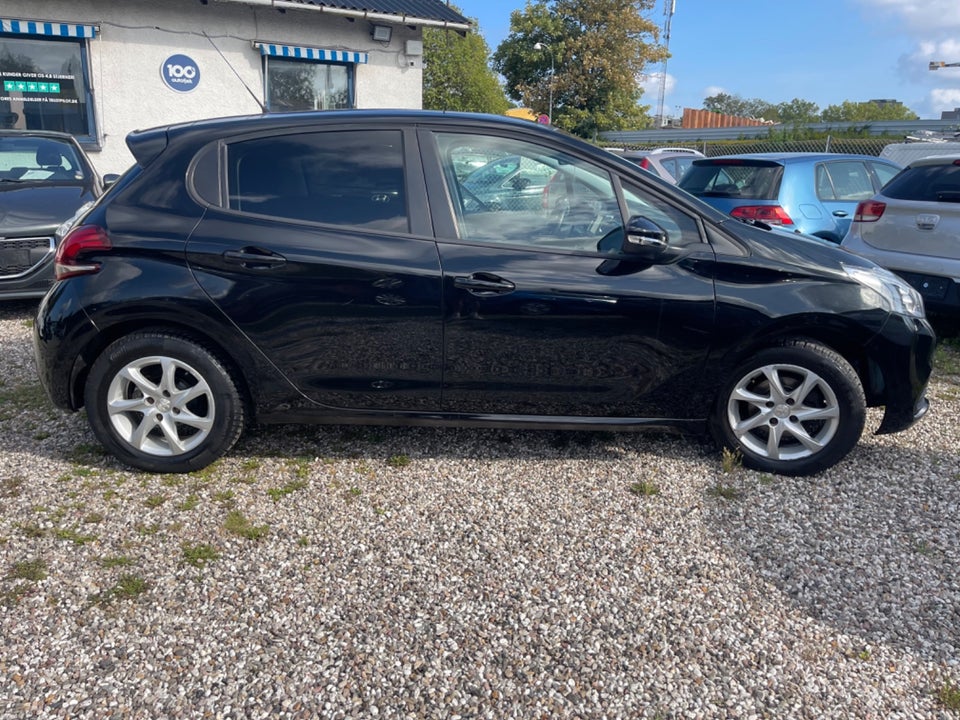 Peugeot 208 1,2 VTi 82 Envy Sky 5d