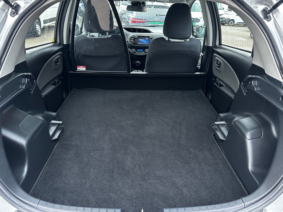 Toyota Yaris 1,5 Hybrid CHIC e-CVT Van 5d