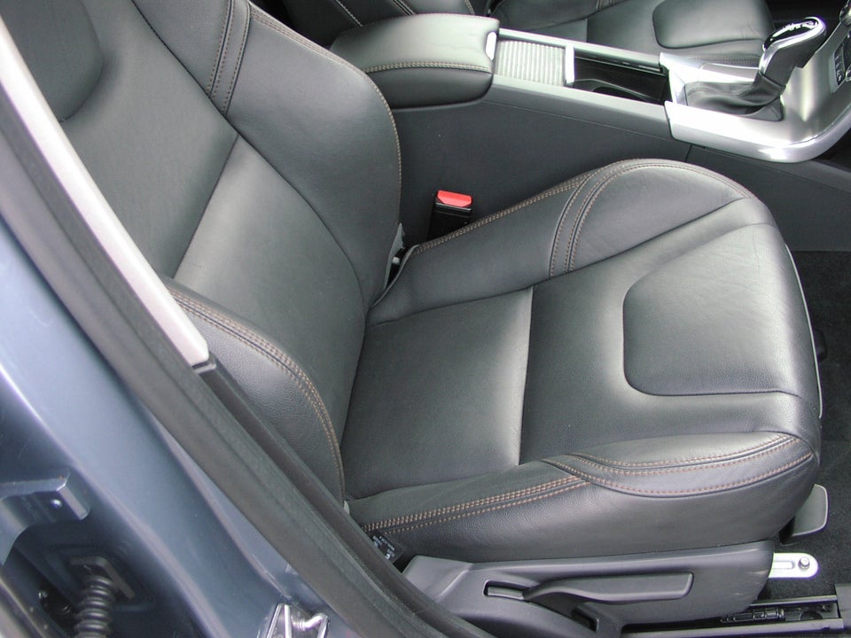 Volvo V60 CC 2,0 T5 245 Momentum aut. 5d