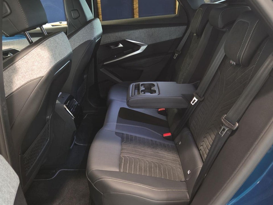 Peugeot e-3008 77 GT Pack 5d