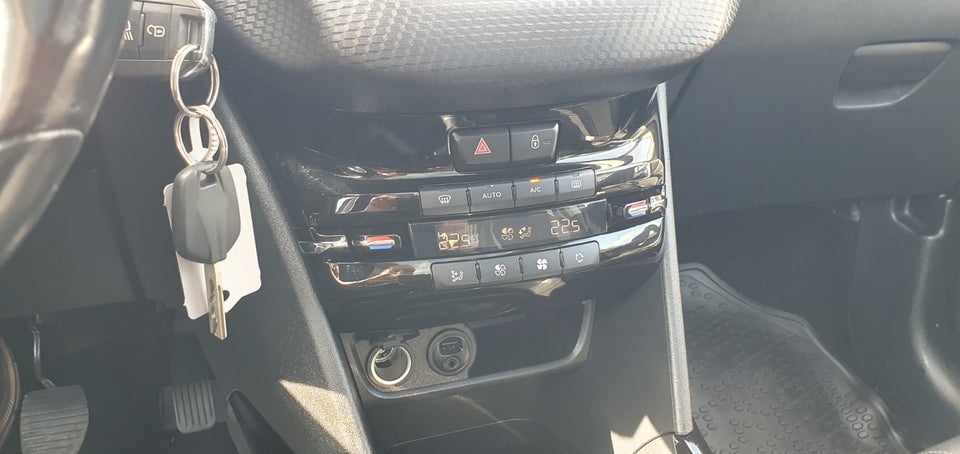 Peugeot 2008 1,2 e-THP 110 Allure Sky 5d