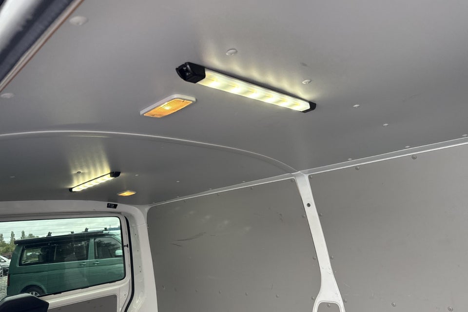VW Transporter 2,0 TDi 150 Kassevogn lang