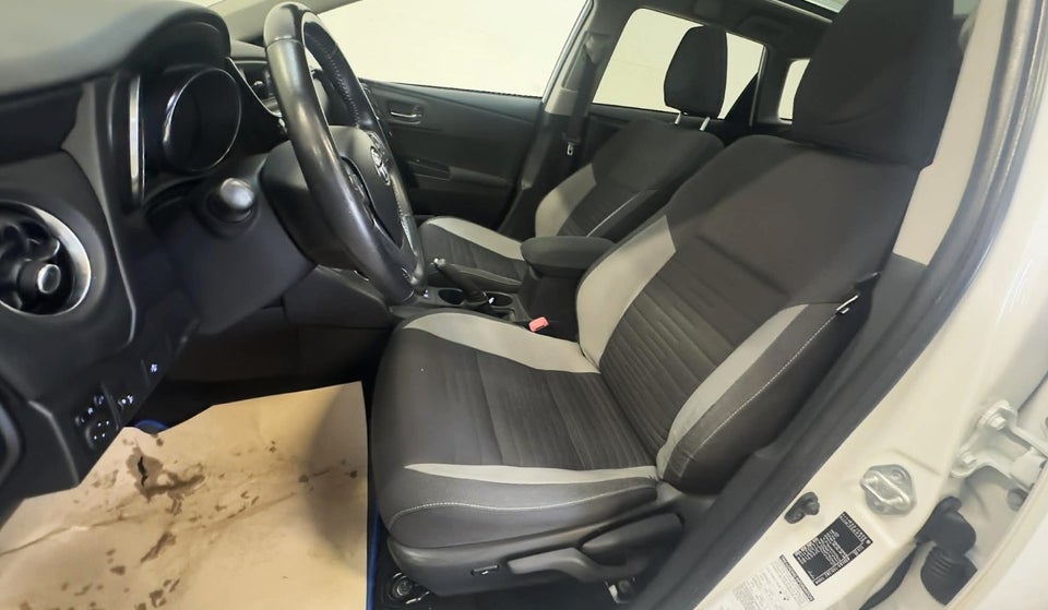 Toyota Auris 1,8 Hybrid H2 Style Skyview CVT 5d