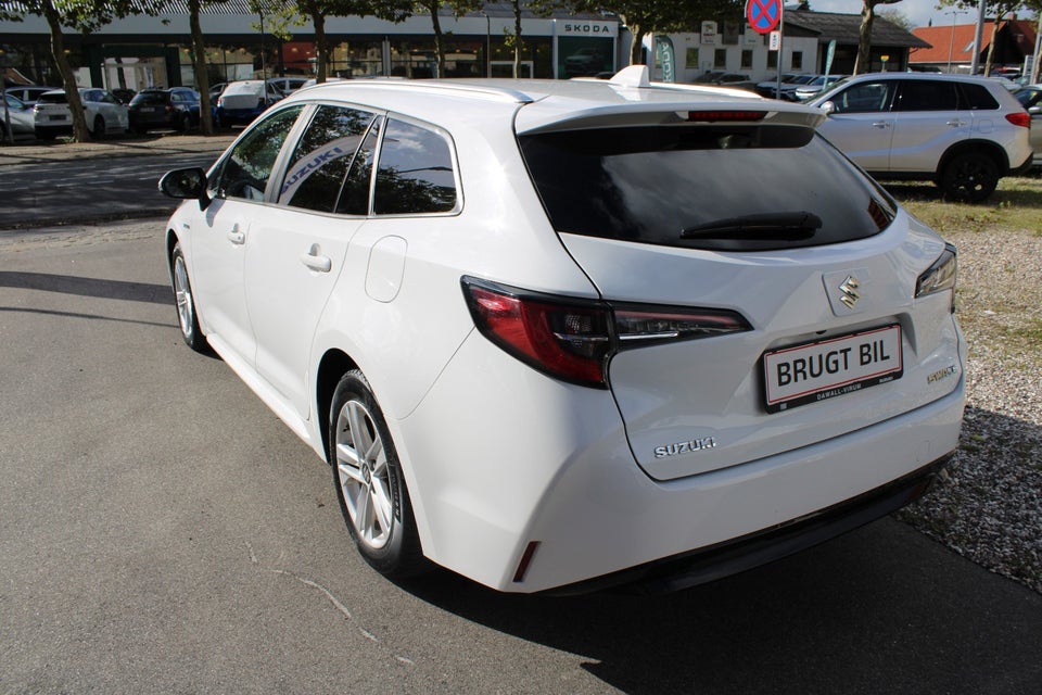 Suzuki Swace 1,8 HEV Active White stc. e-CVT 5d