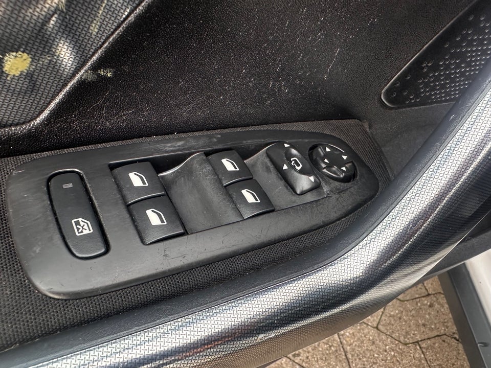 Peugeot 2008 1,6 BlueHDi 100 Allure 5d