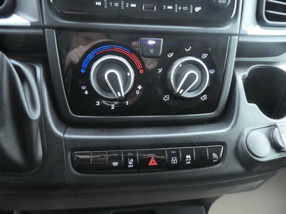 Peugeot Boxer 335 2,2 BlueHDi 140 L3H2 Premium