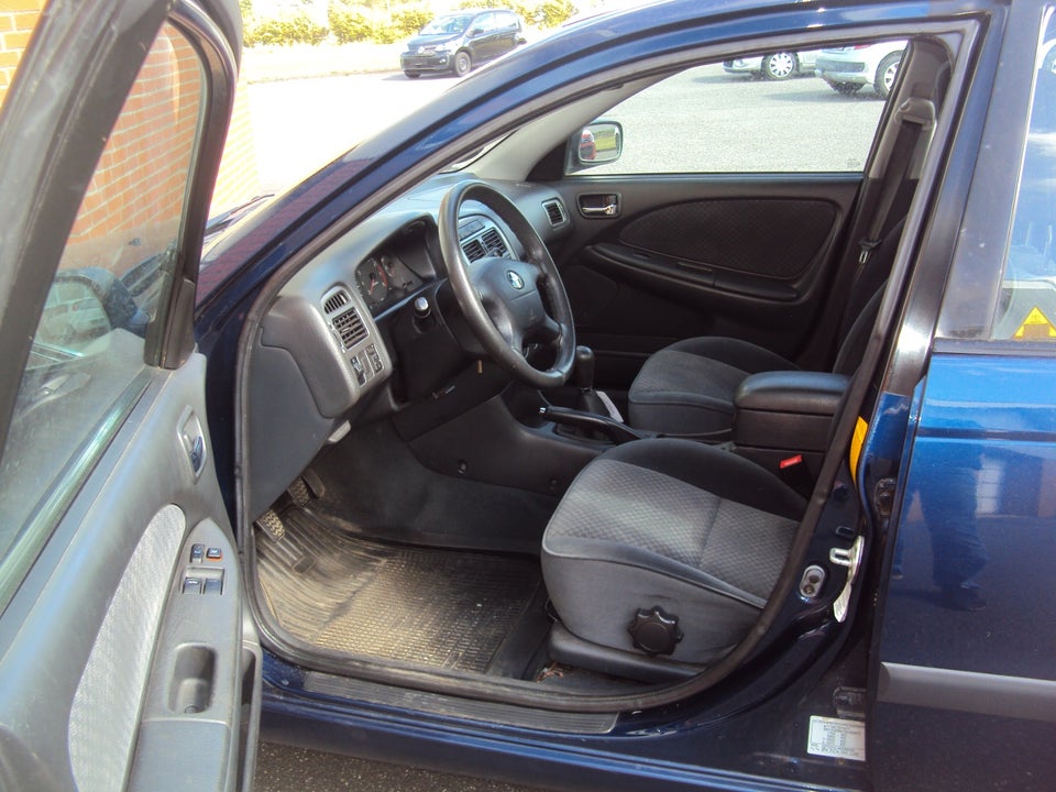 Toyota Avensis 1,8 VVT-i Natura 4d