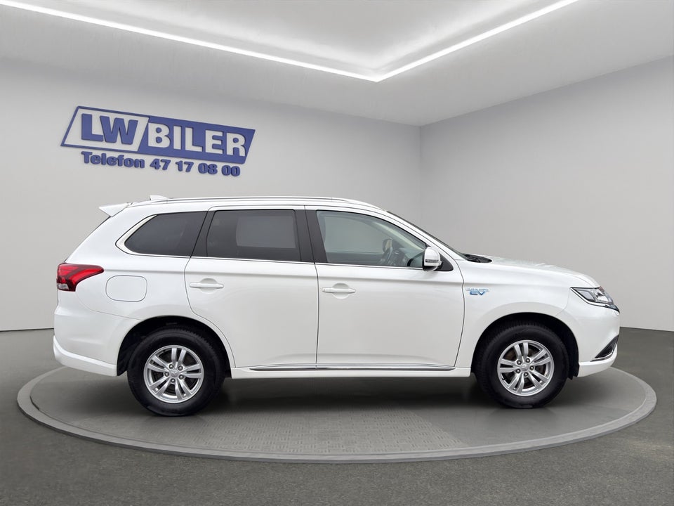 Mitsubishi Outlander 2,4 PHEV Invite CVT 4WD 5d