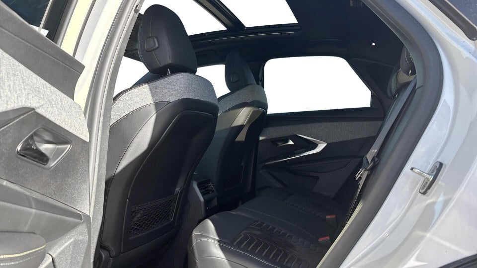 Peugeot e-3008 77 GT 5d