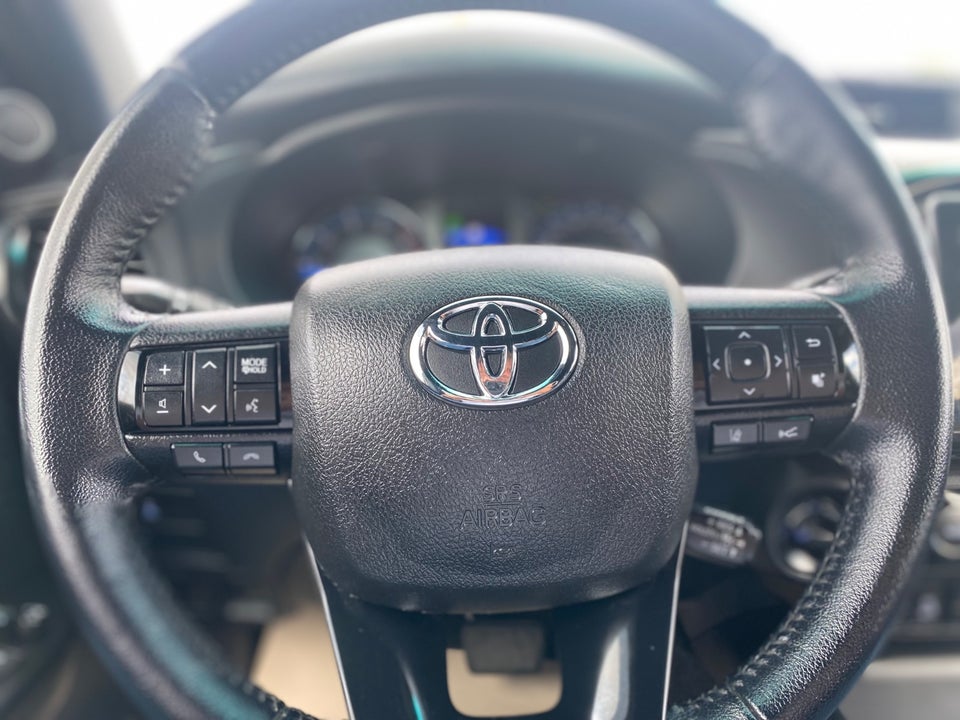 Toyota HiLux 2,8 D T4 Invincible Db.Kab aut. 4d