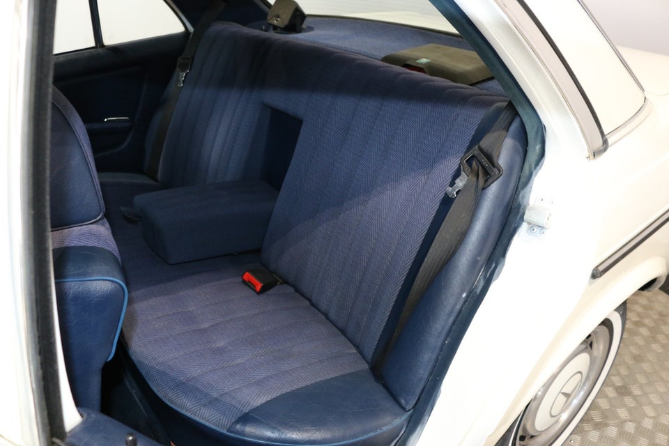 Mercedes 230 E 2,3  4d