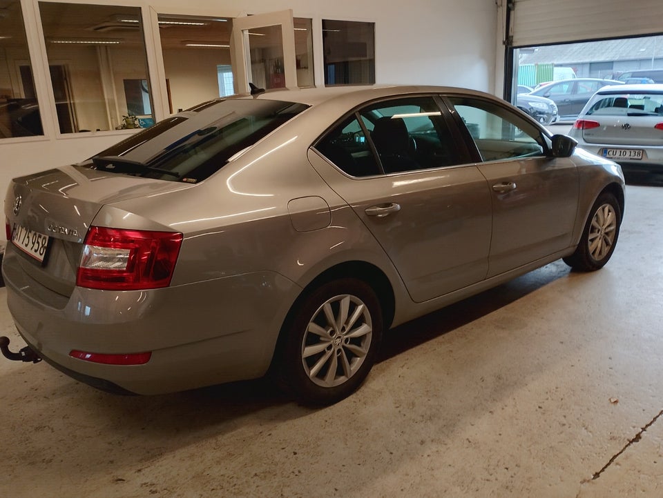 Skoda Octavia 1,6 TDi 105 Elegance DSG 5d