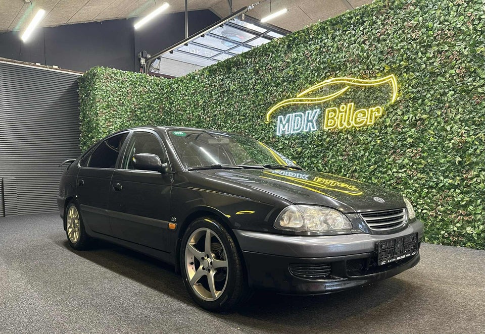 Toyota Avensis 1,8 Luna 5d