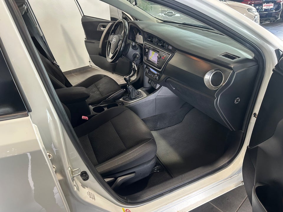 Toyota Auris 2,0 D-4D T2+ 5d