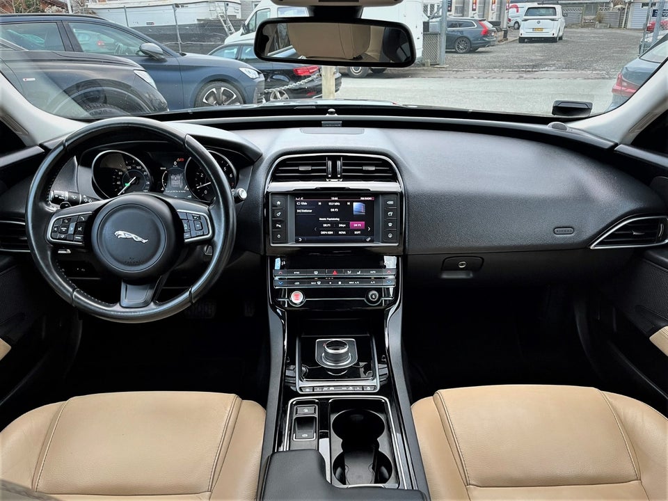 Jaguar XE 2,0 P200 Prestige aut. 4d