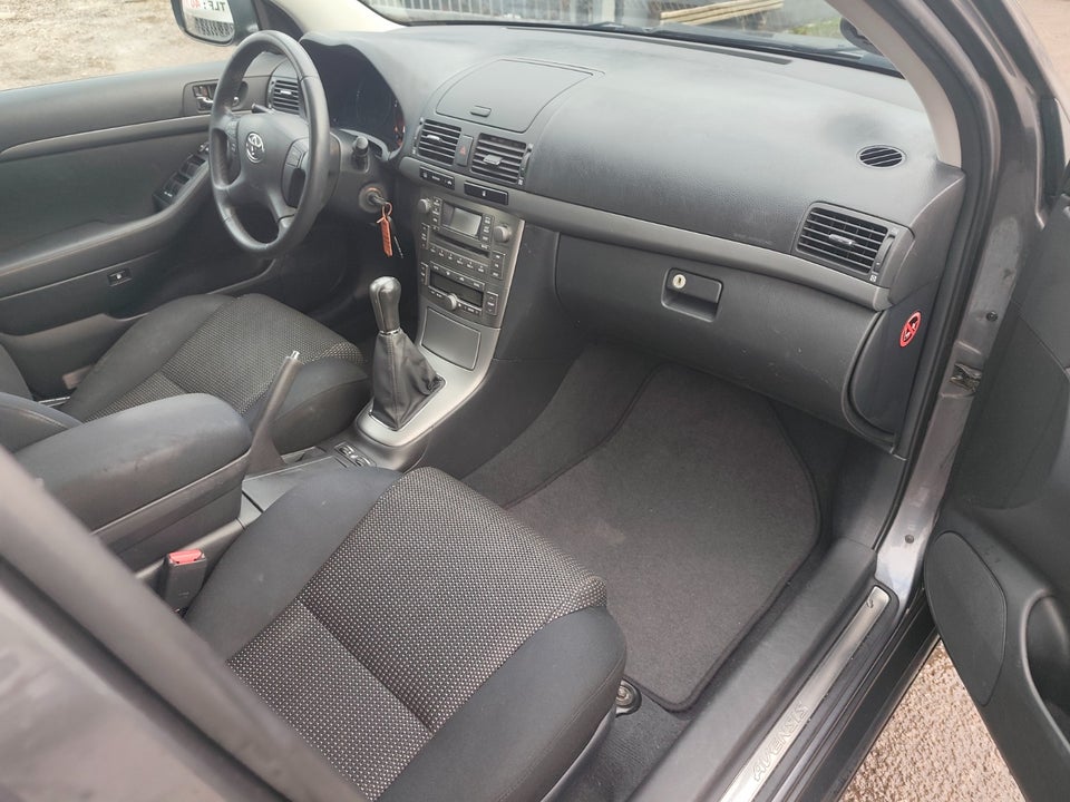 Toyota Avensis 1,8 VVT-i Elegance stc. 5d