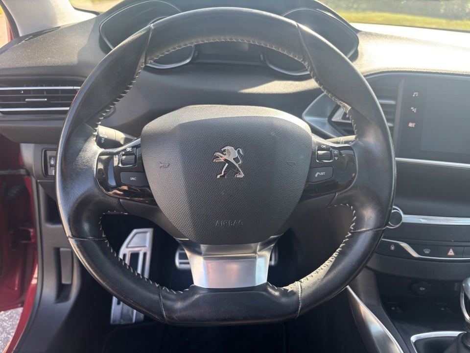 Peugeot 308 1,2 e-THP 130 Allure Sky 5d
