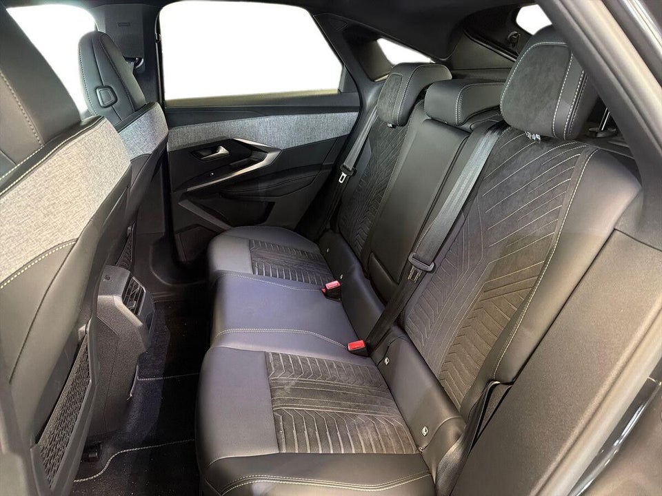 Peugeot e-3008 77 GT Pack 5d