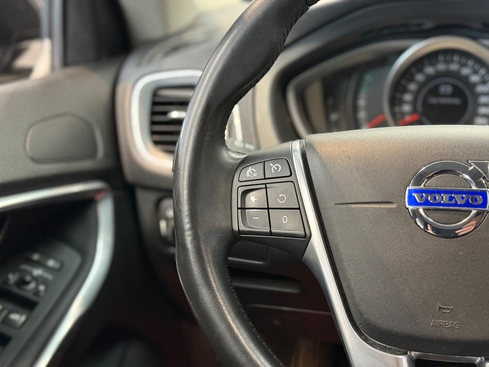 Volvo V40 2,0 D2 120 Momentum Eco 5d