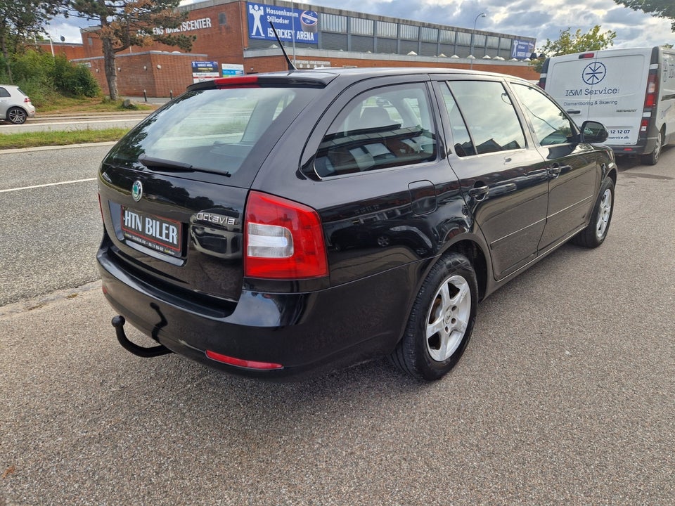 Skoda Octavia 2,0 TDi Elegance Combi 5d