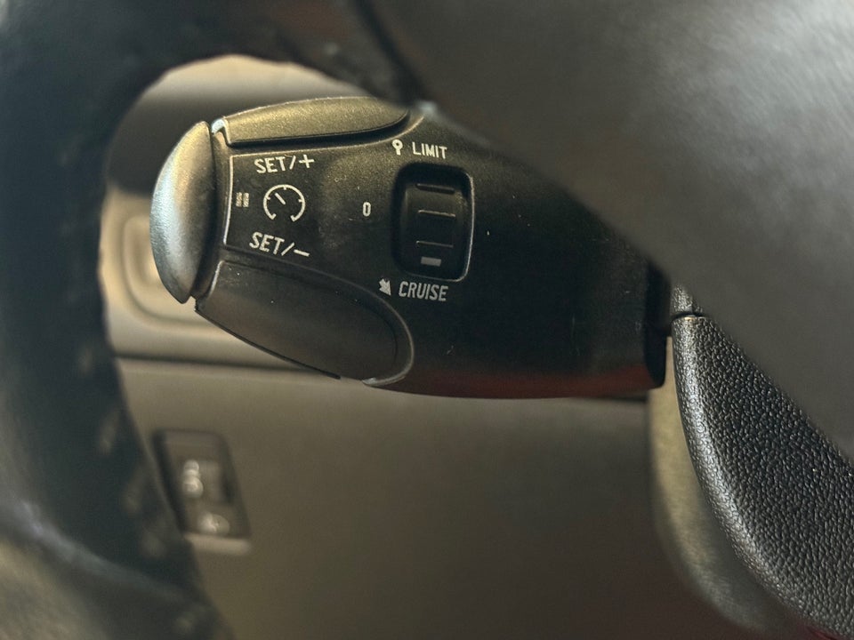 Peugeot 208 1,2 VTi Allure Sky 5d