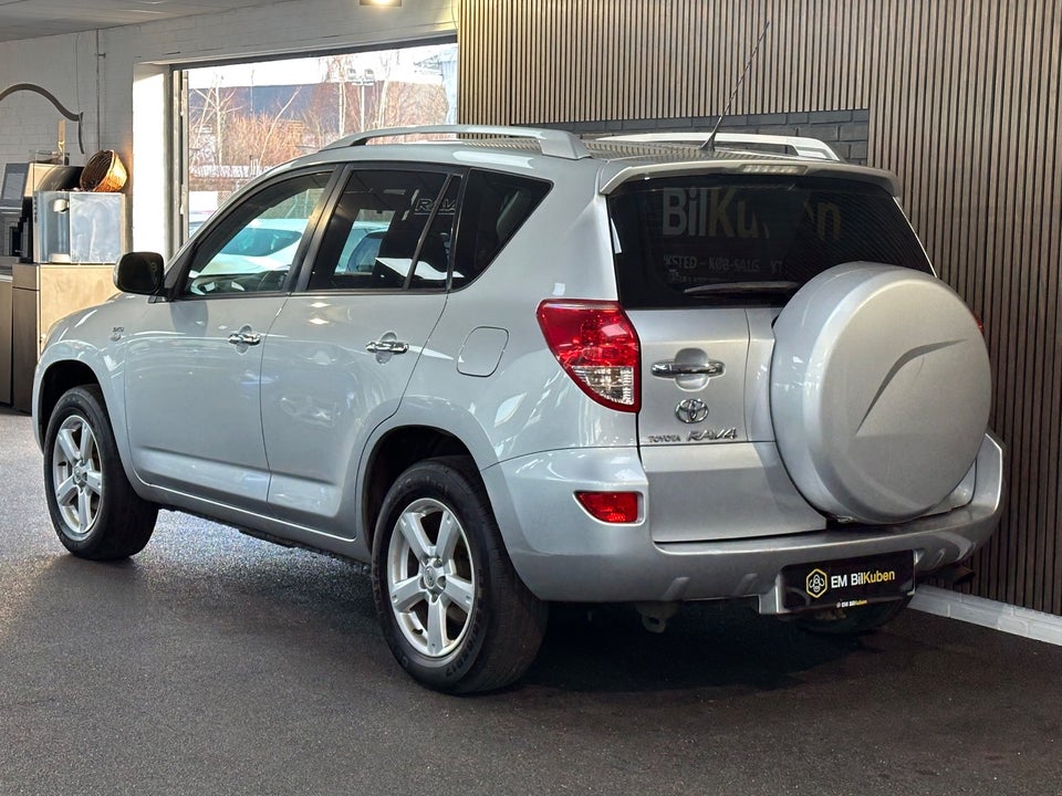 Toyota RAV4 2,2 D-4D 136 4x4 Van 5d