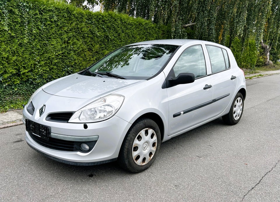 Renault Clio III 1,2 16V Authentique 5d