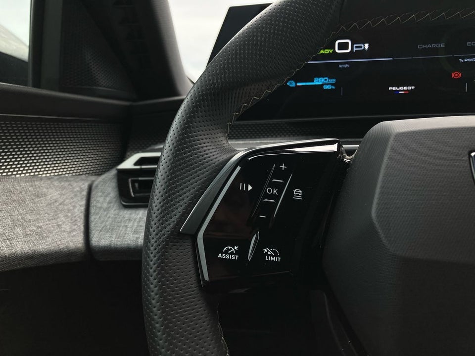 Peugeot e-3008 77 GT 5d