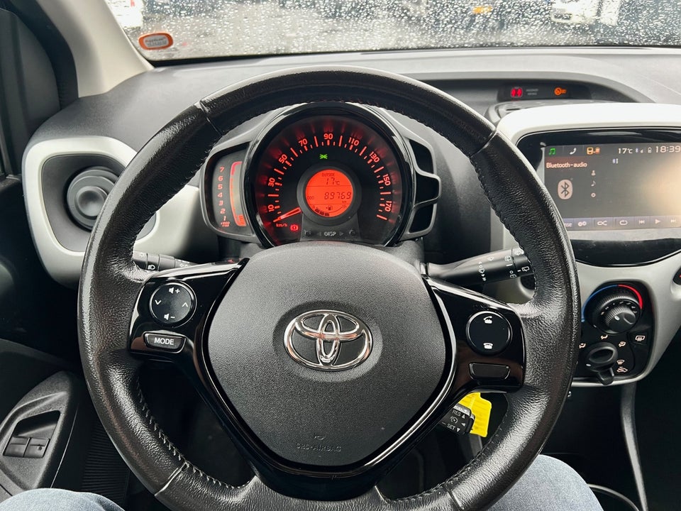 Toyota Aygo 1,0 VVT-i x-black 5d