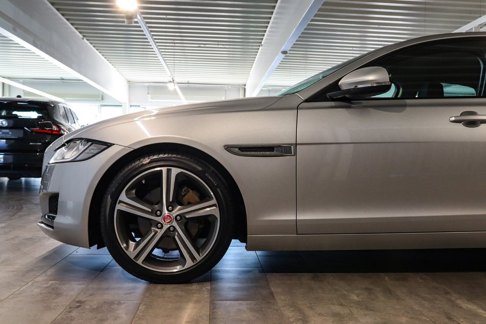 Jaguar XF 2,0 D180 Pure aut. 4d