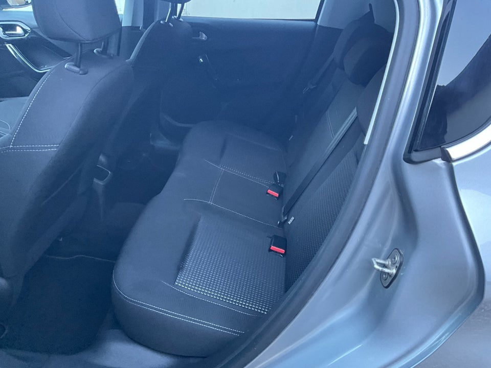 Peugeot 208 1,2 PureTech 82 Selection Sky 5d