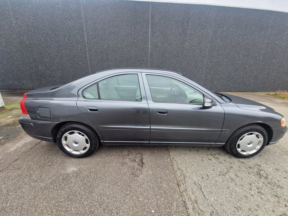 Volvo S60 2,4 140 Momentum 4d