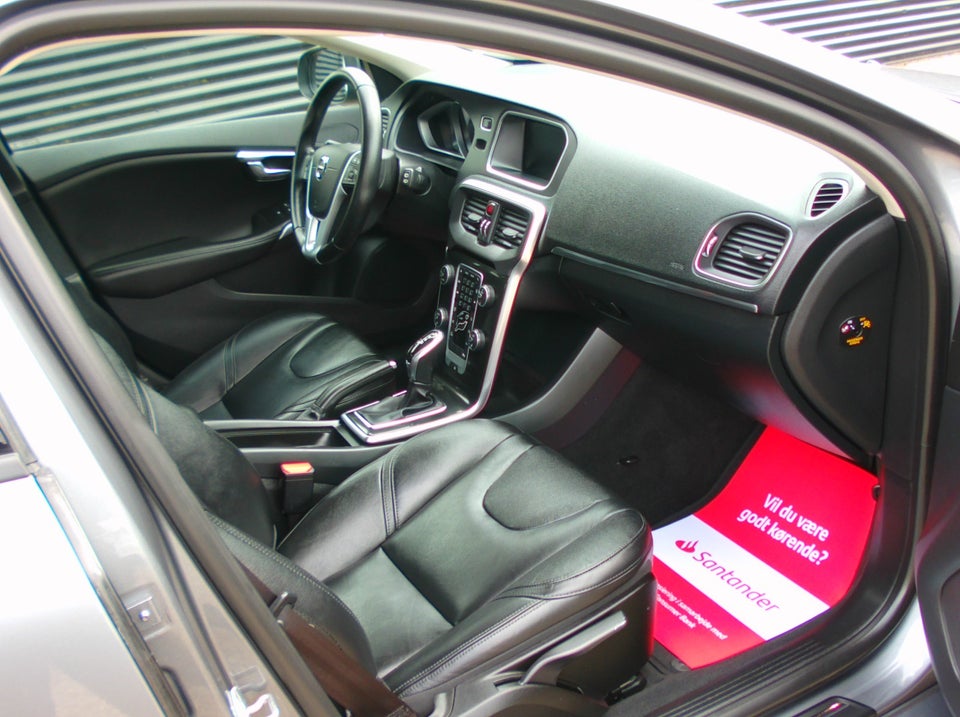 Volvo V40 2,0 D3 150 Momentum aut. 5d