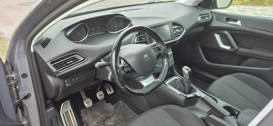 Peugeot 308 1,2 e-THP 110 Style SW 5d