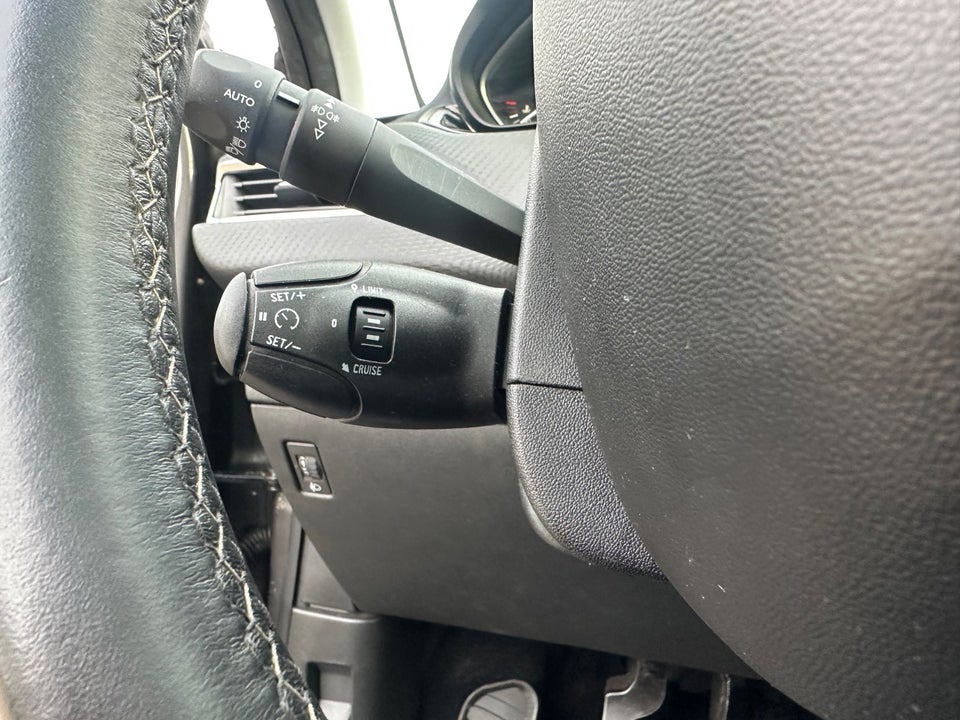 Peugeot 208 1,2 VTi 82 Signature Sky 5d